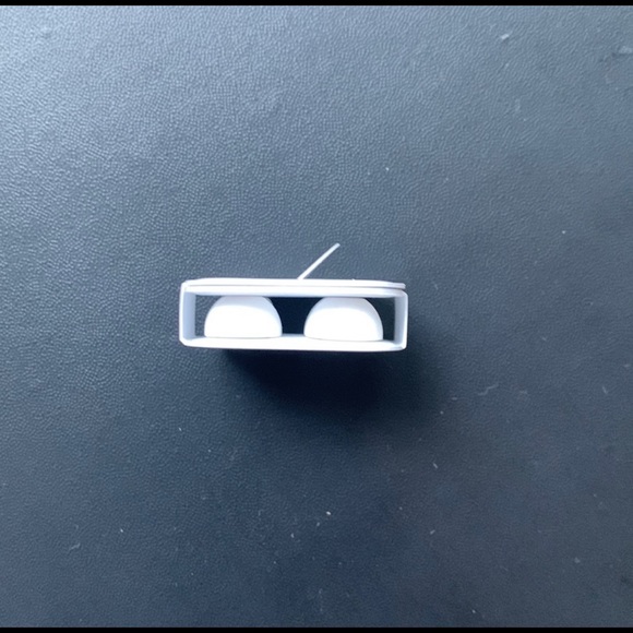 APPLE - AirPods Pro wireless charging case - Picture 7 of 14